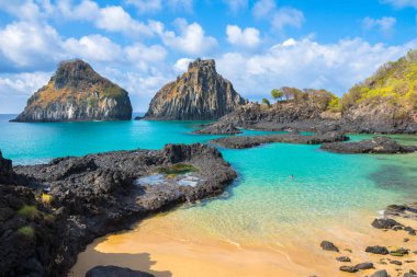 Fernando de Noronha Adası, Pernambuco 'daki Pigs Bay (Baia dos Porcos) ve Two Brother Hill (Morro Dois Irmos)' un güzel manzarası