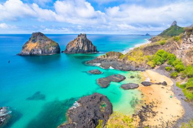 Fernando de Noronha Adası, Pernambuco 'daki Pigs Bay (Baia dos Porcos) ve Two Brother Hill (Morro Dois Irmos)' un güzel manzarası