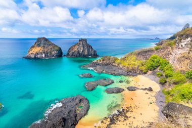 Fernando de Noronha Adası, Pernambuco 'daki Pigs Bay (Baia dos Porcos) ve Two Brother Hill (Morro Dois Irmos)' un güzel manzarası