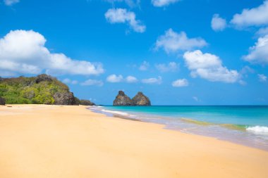 Brezilya, Fernando de Noronha Adası 'ndaki Brackground' da iki kardeşle Boldro, Amerikan ve Cacimba do Padre Plaaches 'ın (Morro Dois Irmaos) güzel manzarası.