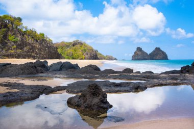 Brezilya, Fernando de Noronha Adası 'ndaki Brackground' da iki kardeşle Boldro, Amerikan ve Cacimba do Padre Plaaches 'ın (Morro Dois Irmaos) güzel manzarası.
