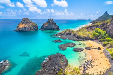 Fernando de Noronha Adası, Pernambuco 'daki Pigs Bay (Baia dos Porcos) ve Two Brother Hill (Morro Dois Irmos)' un güzel manzarası