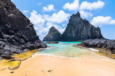 Fernando de Noronha Adası, Pernambuco 'daki Pigs Bay (Baia dos Porcos) ve Two Brother Hill (Morro Dois Irmos)' un güzel manzarası