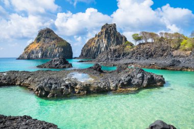 Fernando de Noronha Adası, Pernambuco 'daki Pigs Bay (Baia dos Porcos) ve Two Brother Hill (Morro Dois Irmos)' un güzel manzarası