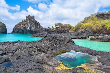 Fernando de Noronha Adası, Pernambuco 'daki Pigs Bay (Baia dos Porcos) ve Two Brother Hill (Morro Dois Irmos)' un güzel manzarası