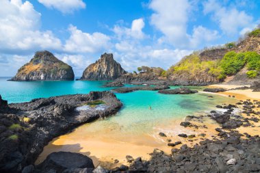 Fernando de Noronha Adası, Pernambuco 'daki Pigs Bay (Baia dos Porcos) ve Two Brother Hill (Morro Dois Irmos)' un güzel manzarası