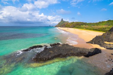 Arka planda Peak Hill (Morro do Pico) ile Cacimba do Padre Beach 'in güzel manzarası - Fernando de Noronha Adası, Brezilya