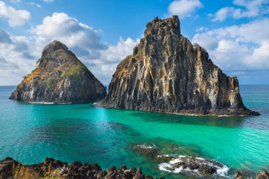 Fernando de Noronha Adası, Pernambuco 'daki Pigs Bay (Baia dos Porcos) ve Two Brother Hill (Morro Dois Irmos)' un güzel manzarası