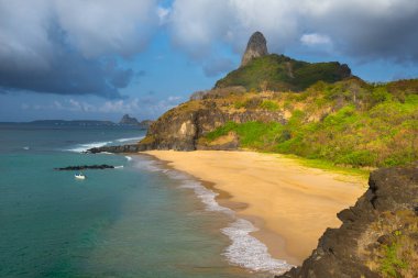 Arka planda Peak Hill (Morro do Pico) ile Cacimba do Padre Beach 'in güzel manzarası - Fernando de Noronha Adası, Brezilya