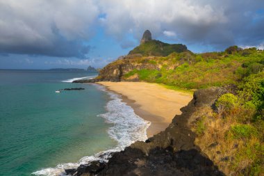 Arka planda Peak Hill (Morro do Pico) ile Cacimba do Padre Beach 'in güzel manzarası - Fernando de Noronha Adası, Brezilya