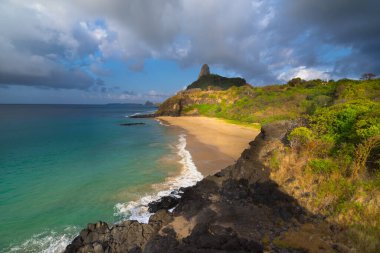 Arka planda Peak Hill (Morro do Pico) ile Cacimba do Padre Beach 'in güzel manzarası - Fernando de Noronha Adası, Brezilya
