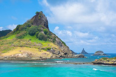 Fernando de Noronha Adası 'ndaki Güneydoğu Körfezi' nin (Baia do Sueste) güzel manzarası - Pernanbuco, Brezilya