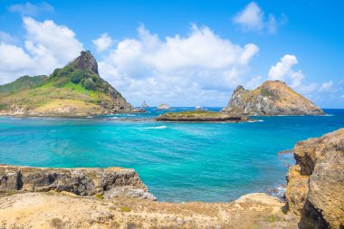 Fernando de Noronha Adası 'ndaki Güneydoğu Körfezi' nin (Baia do Sueste) güzel manzarası - Pernanbuco, Brezilya