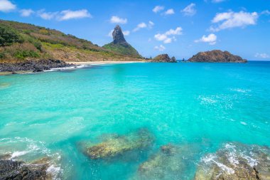 Pernambuco, Fernando de Noronha Adası 'ndaki Brackground' da Peak Hill (Morro do Pico) ile Conceicao ve Middle Beaches 'ın güzel manzarası.