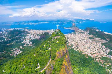 Rio de Janeiro şehrinin helikopter yolculuğunun arka planında Corcovado ve Sugarloaf Dağı, Rio de Janeiro, Brezilya