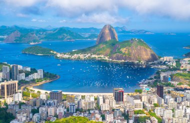 Rio de Janeiro şehrinin güzel manzarası Sugarloaf Dağı ve Guanabara Körfezi - Rio de Janeiro, Brezilya