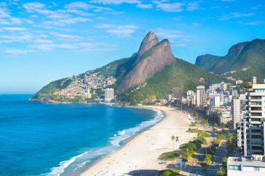İki Kardeşler Dağı (Morro Dois Irmos) ve arka planda Favela Vidigal (Rio de Janeiro, Brezilya) ile Ipanema ve Leblon Plajı 'nın güzel hava manzarası