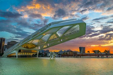 Rio de Janeiro, Brezilya - Mayıs 2020 - Olimpiyat Bulvarı 'ndaki Yarının Müzesi' nde (Museu do Amanha) güzel bir gün batımı 
