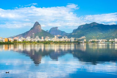 Rodrigo de Freitas Gölü 'nün muhteşem manzarası. Arka planda İki Kardeş Dağı ve Gavea Taşı var. Rio de Janeiro, Brezilya.
