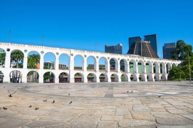 Arka planda Katedral Binası olan Lapa Kemerleri - Rio de Janeiro, Brezilya
