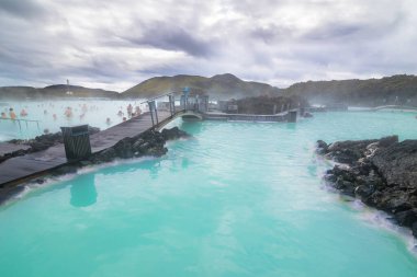 Blue Lagoon, 10 Ekim 2014 - İnsanlar İzlanda 'da güneşli ve güneşli bir günün tadını çıkarıyorlar