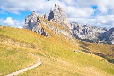 Puez Odle Doğal Park Dolomites, Ortisei, Val Gardena, İtalya 'daki Fermeda Kuleleri' nin yanındaki çarpıcı Seceda Dağı.