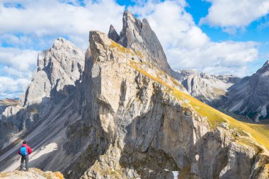 Puez Odle Doğal Park Dolomites, Ortisei, Val Gardena, İtalya 'daki Fermeda Kuleleri' nin yanındaki çarpıcı Seceda Dağı.
