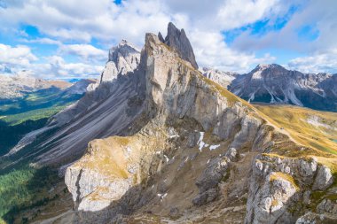 Puez Odle Doğal Park Dolomites, Ortisei, Val Gardena, İtalya 'daki Fermeda Kuleleri' nin yanındaki çarpıcı Seceda Dağı.