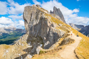 Puez Odle Doğal Park Dolomites, Ortisei, Val Gardena, İtalya 'daki Fermeda Kuleleri' nin yanındaki çarpıcı Seceda Dağı.