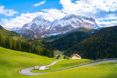 Tolpei Köyü 'nün güzel manzarası La Valle, Wengem - Gadertal Vadisi, Alta Badia, İtalya