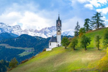 Tolpei Köyü 'ndeki St. Barbara Şapeli' nin güzel manzarası La Valle, Wengem - Gadertal Vadisi, Alta Badia - İtalya