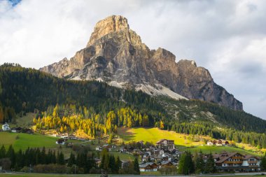 İtalya 'nın Dolomite Dağları' ndaki Trentino Alto Adige bölgesindeki Badia Köyü 'ndeki Corvara' nın güzel manzarası