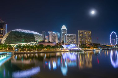 Singapur, Kasım 08, 2017. Arka planda Singapur Flyer ile körfezdeki Esplanade Tiyatrolarının görüntüsü