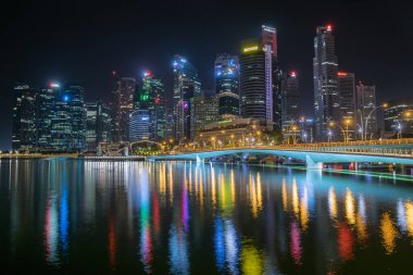 Singapur - 08 Kasım 2017. Merlion Park ve Finans Bölgesi 'nin panoramik gece görüntüsü