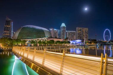 Singapur, Kasım 08, 2017. Arka planda Singapur Flyer ile körfezdeki Esplanade Tiyatrolarının görüntüsü
