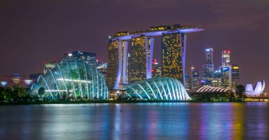 Singapur 'un ünlü manzarası, Körfez kenarındaki bahçeler, Marina Bay Sands, Sanat Bilimleri Müzesi. .