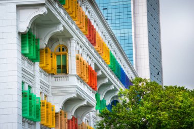 MICA binasının güzel renkli pencereleri (Kültür, İletişim ve Bilgi Bakanlığı) - Singapur