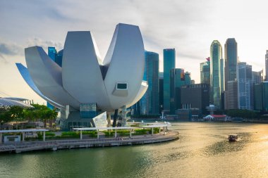 Arkasında finans bölgesi olan Sanat Bilimleri Müzesi manzarası. Singapur - 08 Kasım 2017