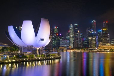 Arka planda finans bölgesi olan Sanat Bilimleri Müzesi 'nin gece görüşü. Singapur - 08 Kasım 2017