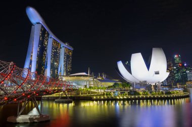 Arka planda Marina Körfezi Kumları ve Sanat Bilimleri Müzesi ile Helix Köprüsü 'nün gece görüşü. Singapur - 08 Kasım 2017