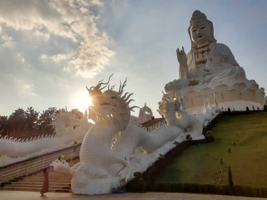 Çinliler Buddha imajı ve Moutian ejderhası.