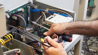 Nakış makinelerinin mekanik ve elektrik uzmanı.