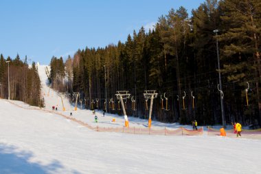 Kışın kayak lift