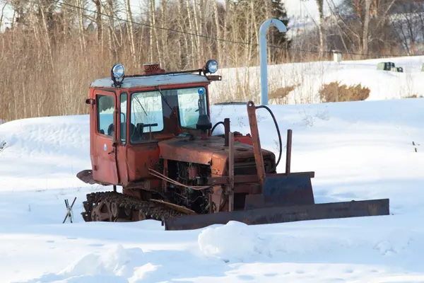 Stary traktor w zimie — Zdjęcie stockowe