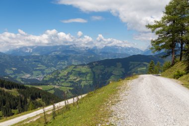 Avusturya Alplerinde güneşli bir günde: yol, yatay