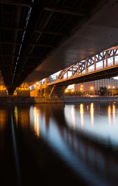 Городской мост через реку ночью — стоковое фото