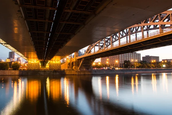 Городской мост через реку ночью — стоковое фото