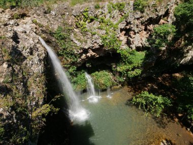 Natural Falls Eyalet Parkı, Batı Siloam Springs, Oklahoma 'daki 23 metrelik şelalenin geniş açılı görüntüsü.