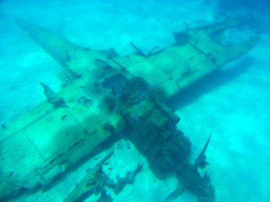 Eski bir Japon Dünya Savaşı enkazı. Kuzey Mariana Adaları 'ndaki Saipan lagününün dibinde 11 deniz uçağı.