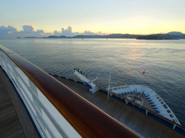 Güneş doğarken Karayip adalarına bir yolcu gemisi yaklaşıyor.